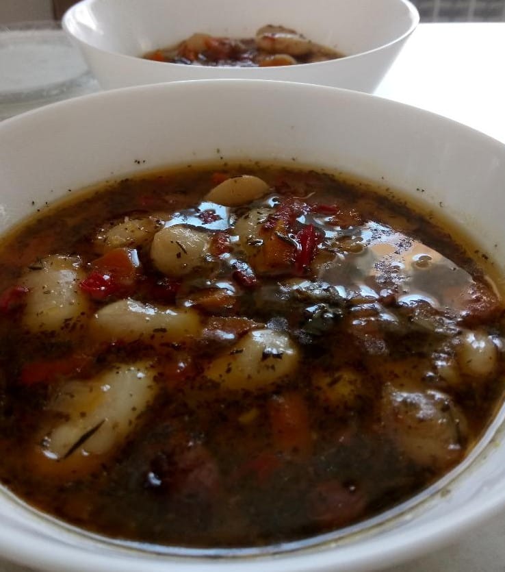 Боб в гърне с щипка любов